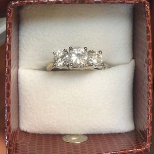 3 stone diamond ring!Approx .2.25cts/100 . 14k w/g